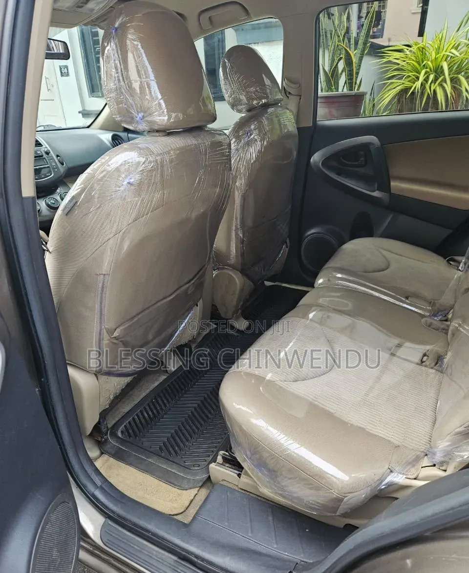 Toyota RAV4 2010 Gold
