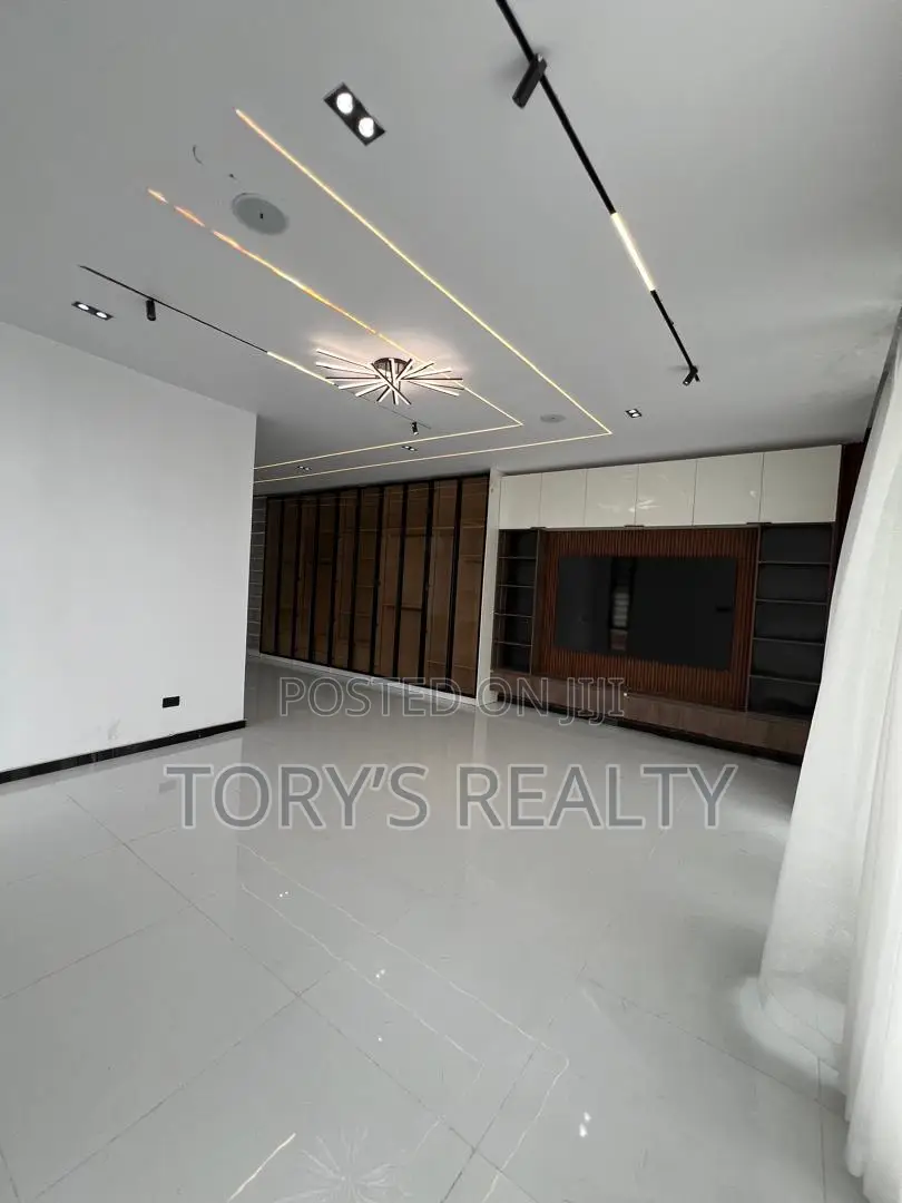 5bdrm Duplex in Lekki Phase 2 for sale