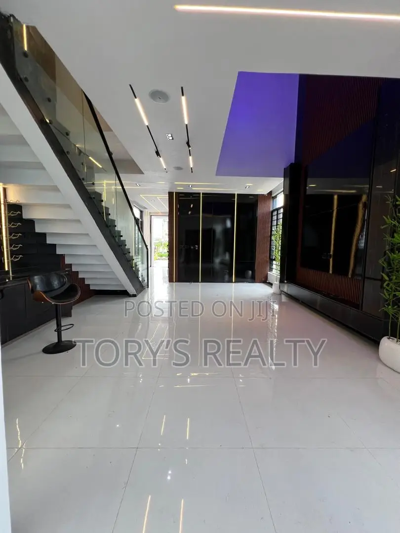 5bdrm Duplex in Lekki Phase 2 for sale