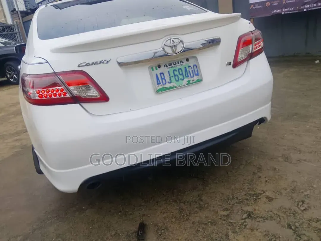 Toyota Camry SE V6 4dr Sedan (3.5L 6cyl 6AM) 2009 Off white