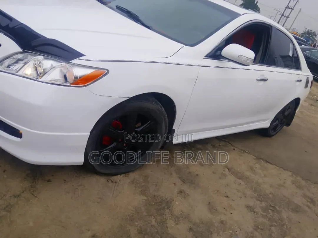 Toyota Camry SE V6 4dr Sedan (3.5L 6cyl 6AM) 2009 Off white