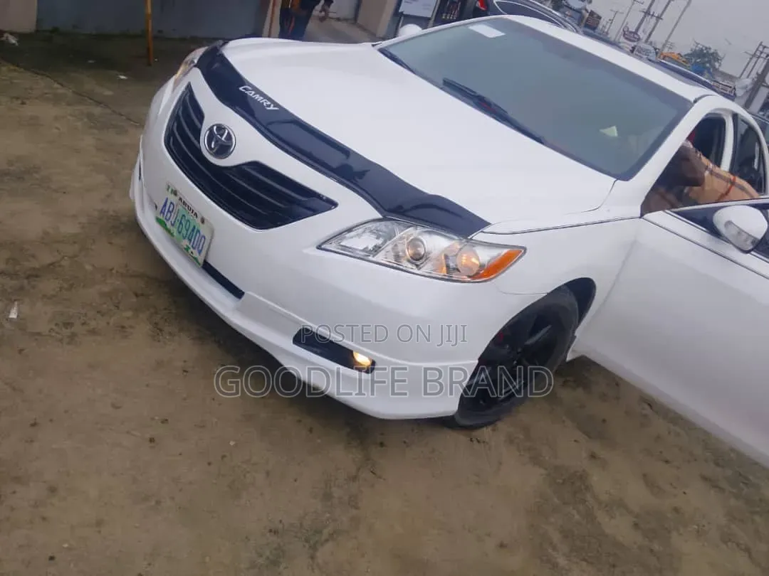 Toyota Camry SE V6 4dr Sedan (3.5L 6cyl 6AM) 2009 Off white