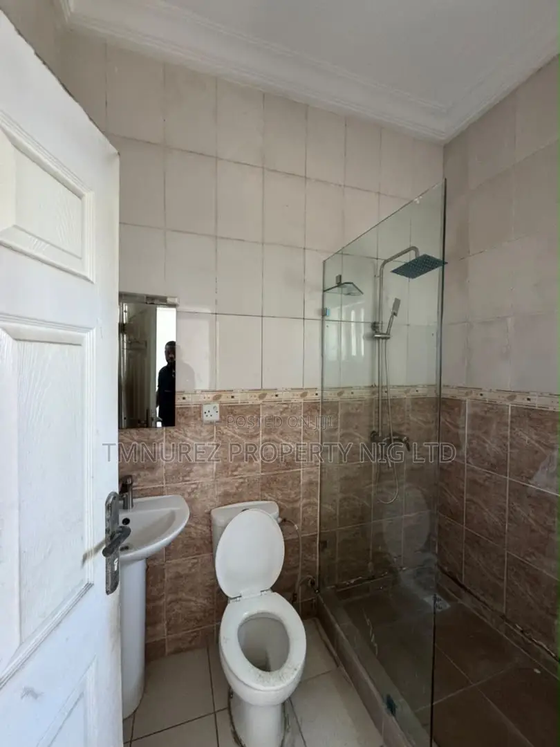 3bdrm Apartment in Lekki Phase 1 for rent
