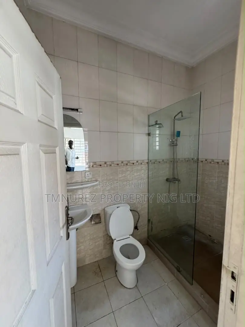 3bdrm Apartment in Lekki Phase 1 for rent
