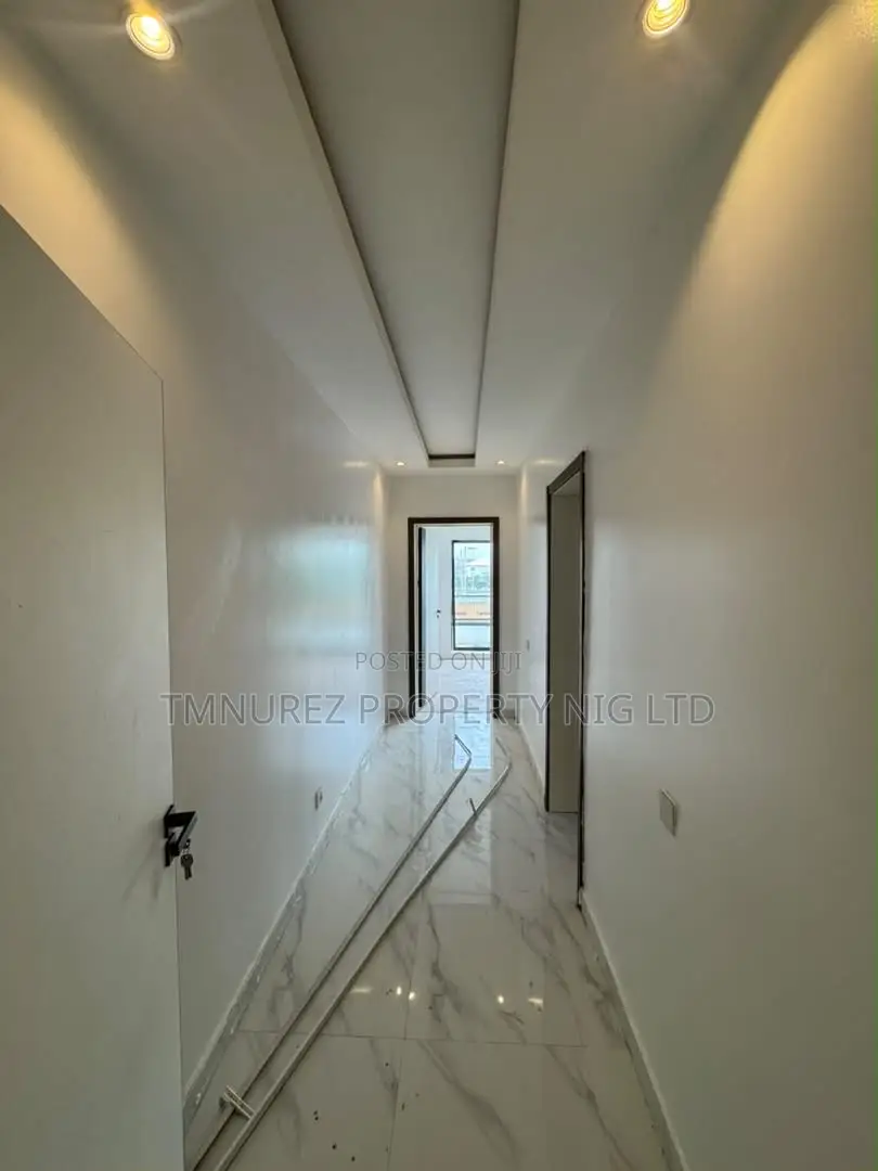 2bdrm Apartment in Lekki Phase 1 for rent