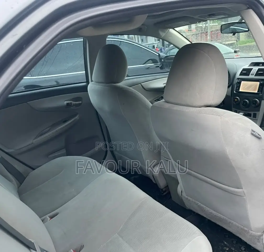 Toyota Corolla LE 4dr Sedan (1.8L 4cyl 4A) 2012 Gray
