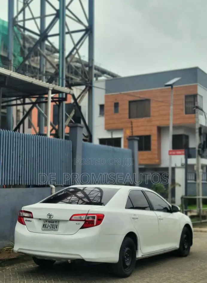 Toyota Camry LE 4dr Sedan (2.5L 4cyl 6A) 2012 White