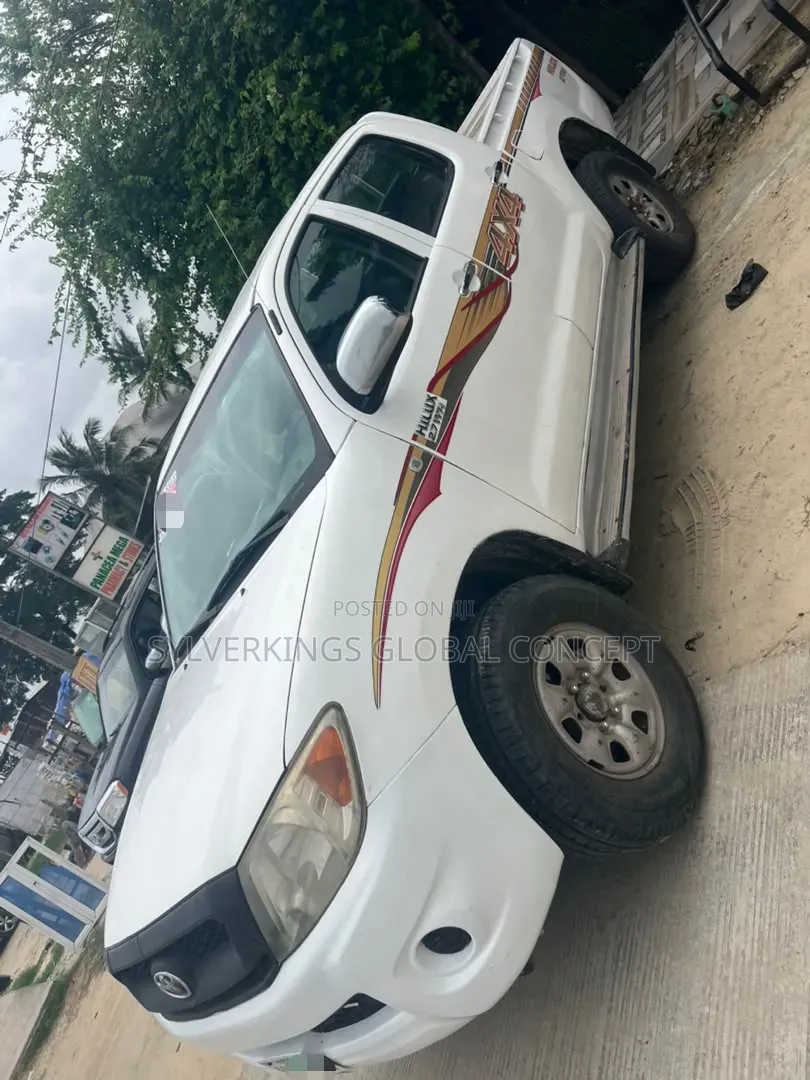 Toyota Hilux 2010 White