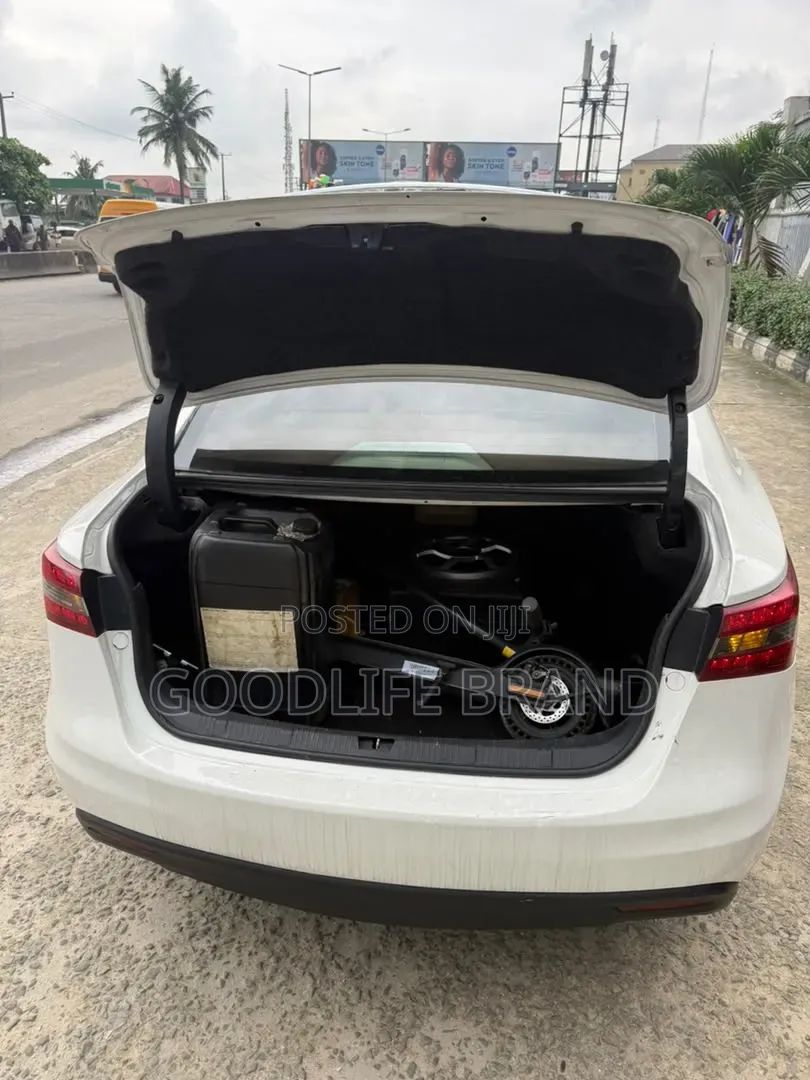 Toyota Avalon XLE FWDSedan (3.6L 6cyl 6A) 2016 White
