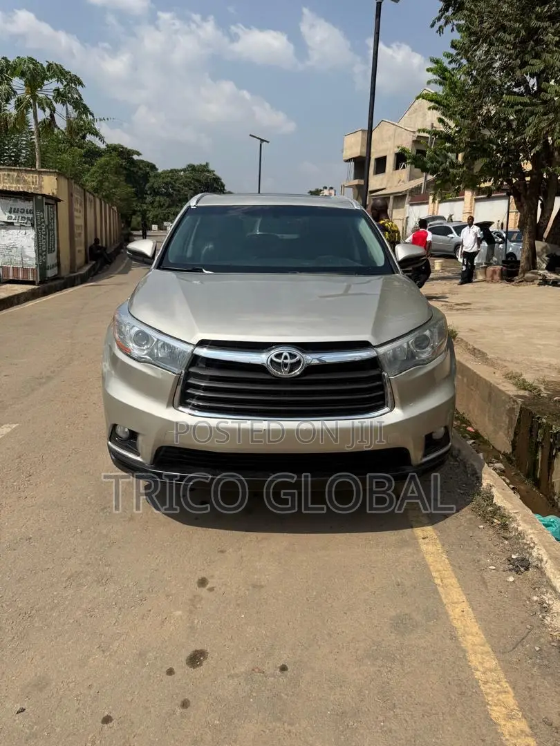 Toyota Highlander XLE 4dr SUV AWD (3.5L 6cyl 6A) 2015 Gold