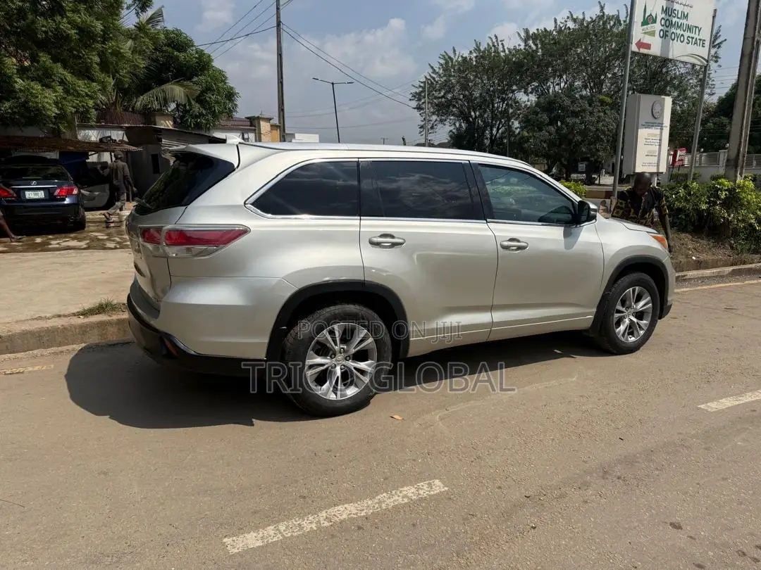 Toyota Highlander XLE 4dr SUV AWD (3.5L 6cyl 6A) 2015 Gold