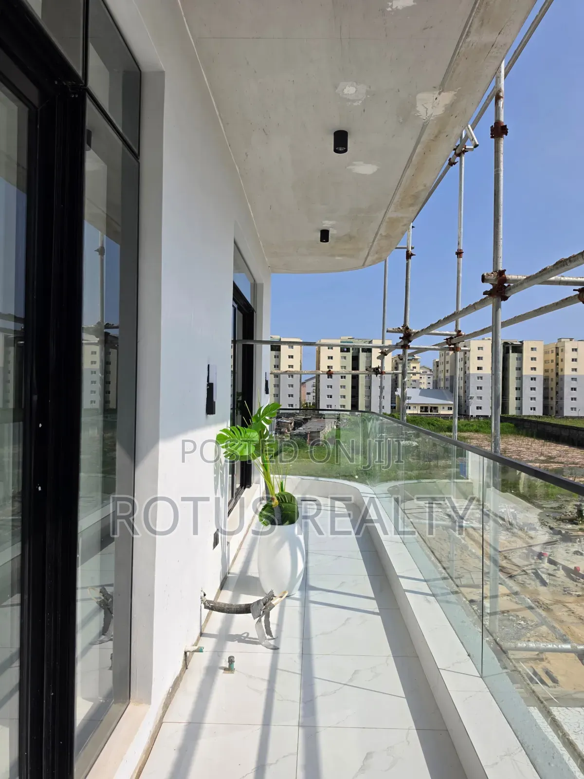 3bdrm Apartment in Lekki Phase 1 for sale