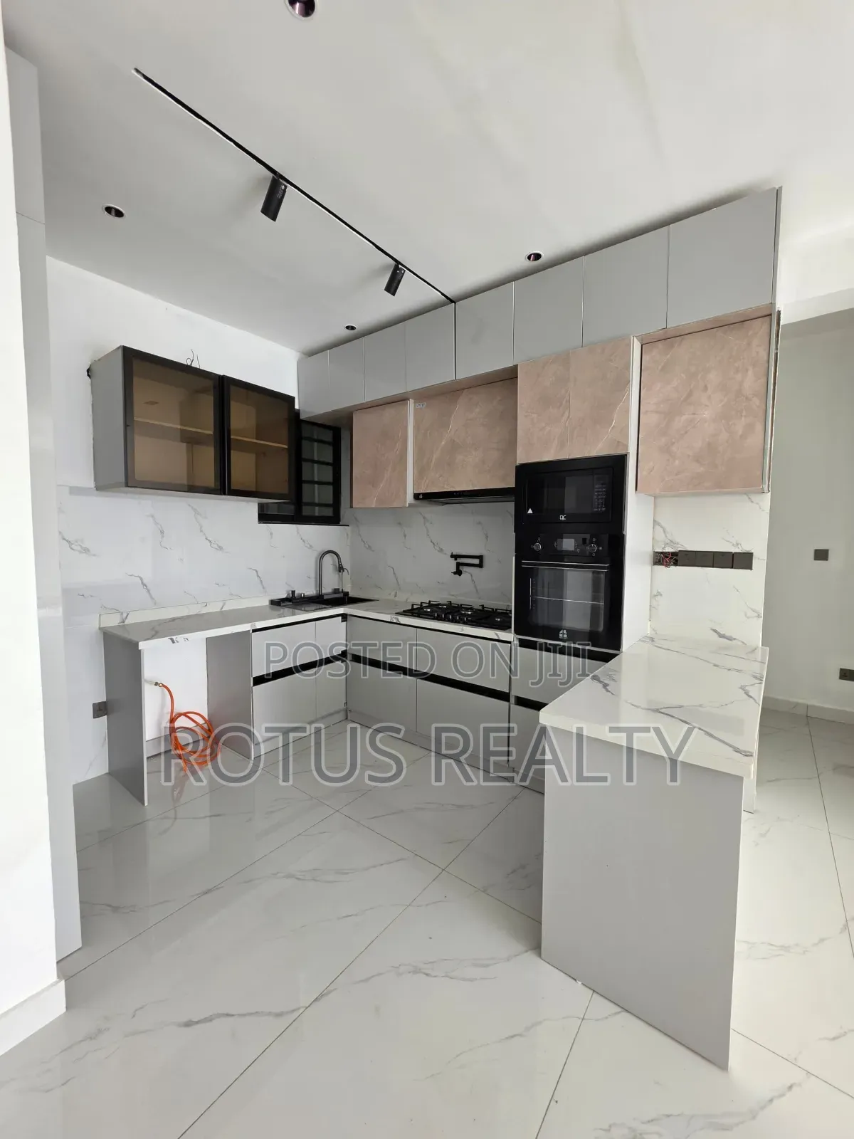 3bdrm Apartment in Lekki Phase 1 for sale