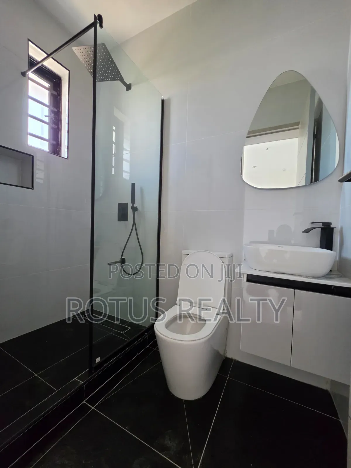 3bdrm Apartment in Lekki Phase 1 for sale