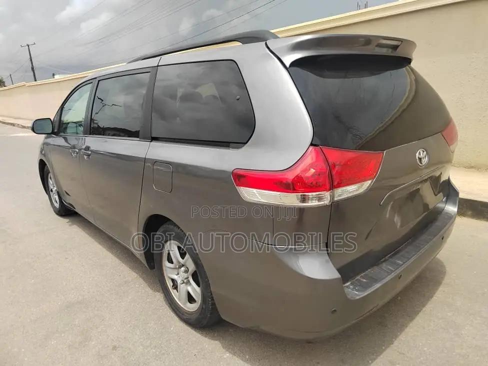 Toyota Sienna 2011 Gray