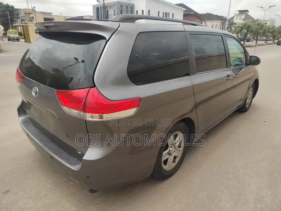 Toyota Sienna 2011 Gray