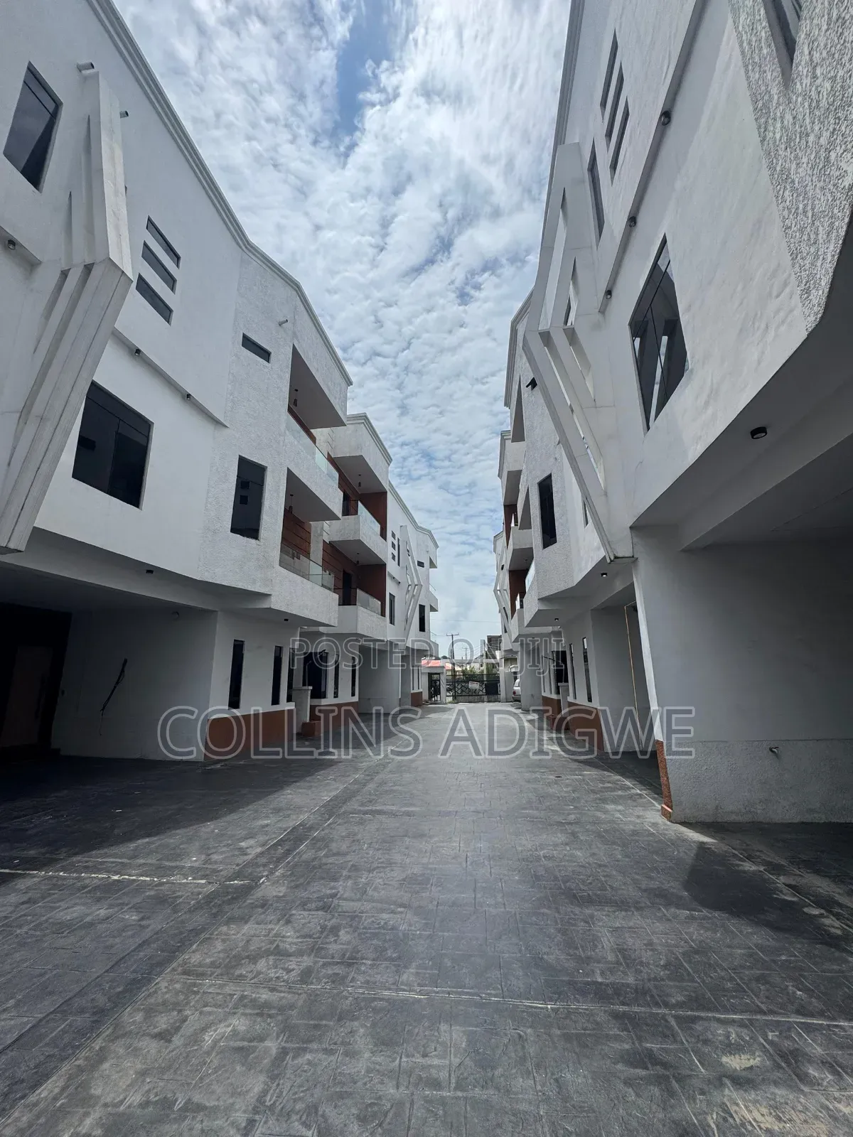 5bdrm Duplex in Osapa London for sale