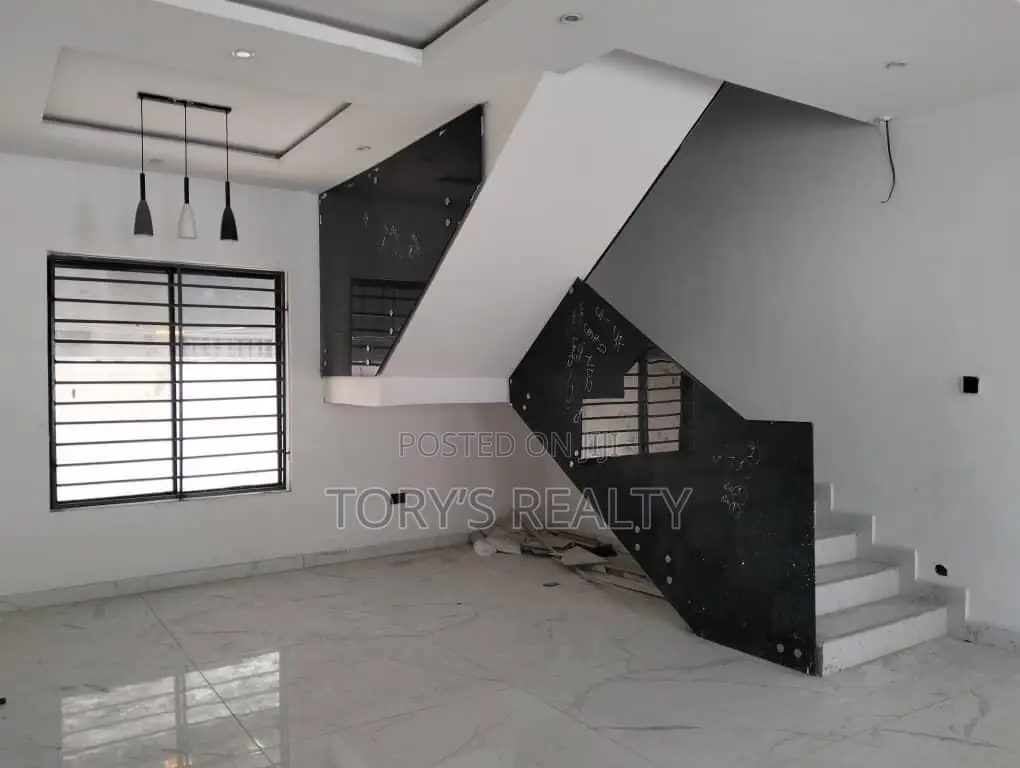 5bdrm Duplex in Lekki Phase 1 for rent