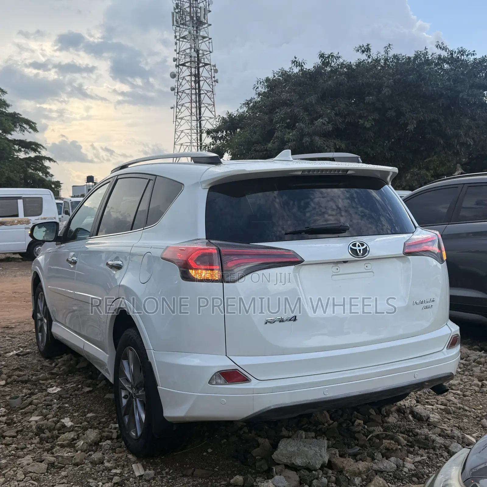Toyota RAV4 Platinum AWD (2.5L 4cyl 6A) 2017 White