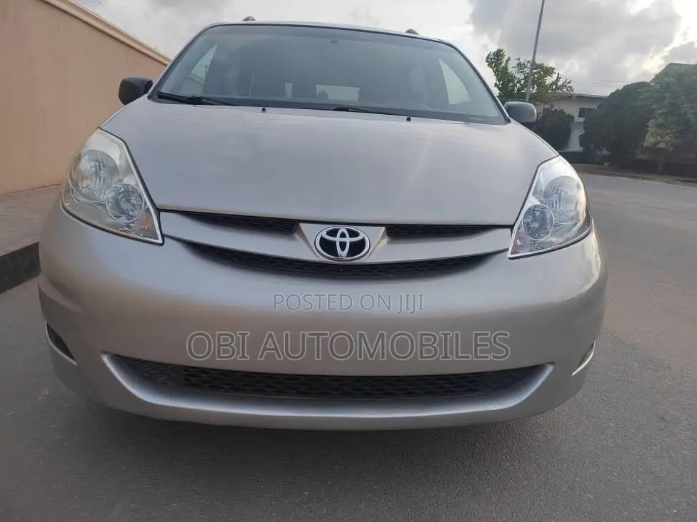 Toyota Sienna 2010 Silver