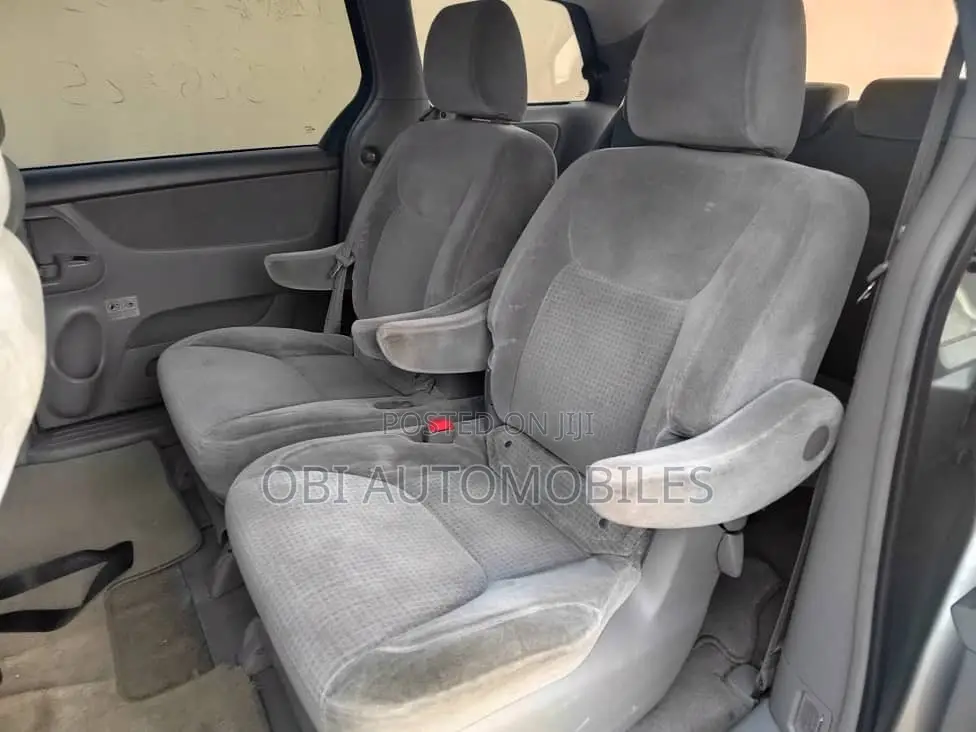Toyota Sienna 2010 Silver
