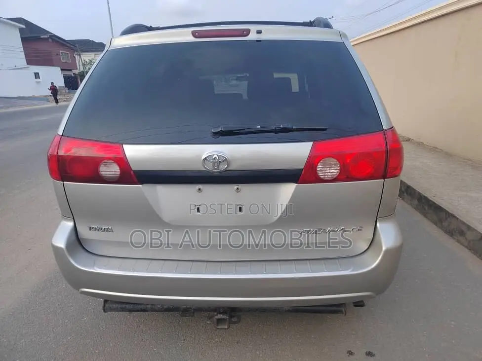 Toyota Sienna 2010 Silver