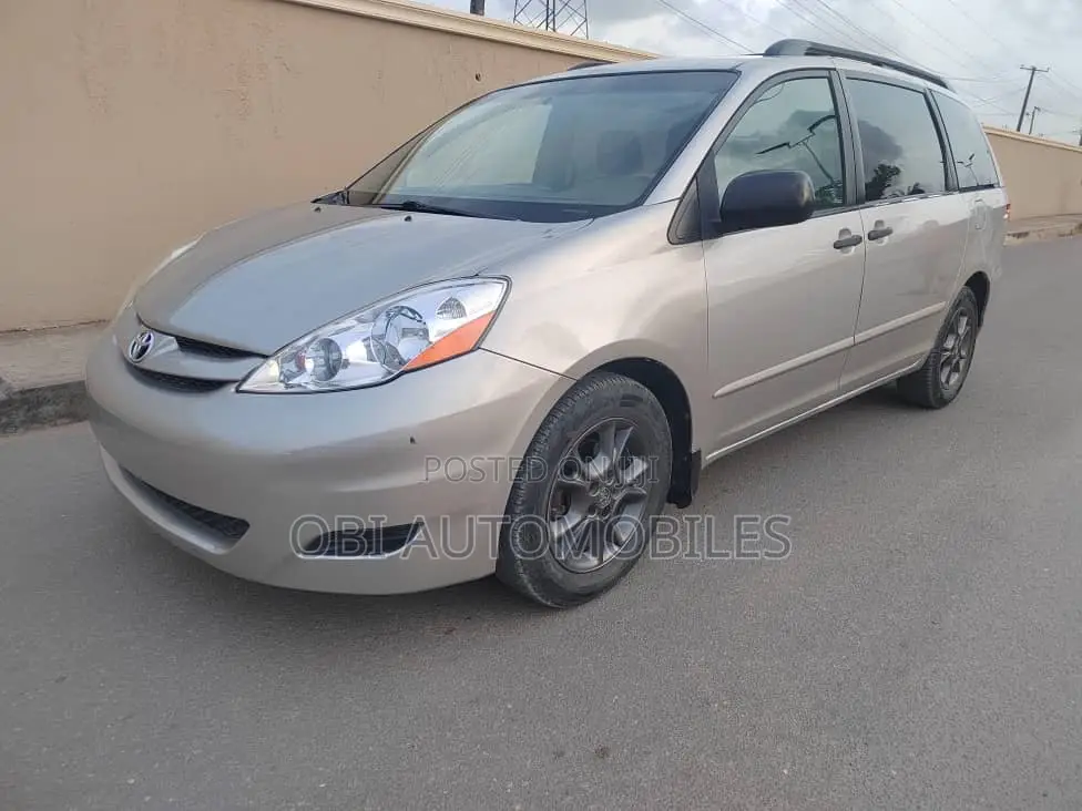 Toyota Sienna 2010 Silver