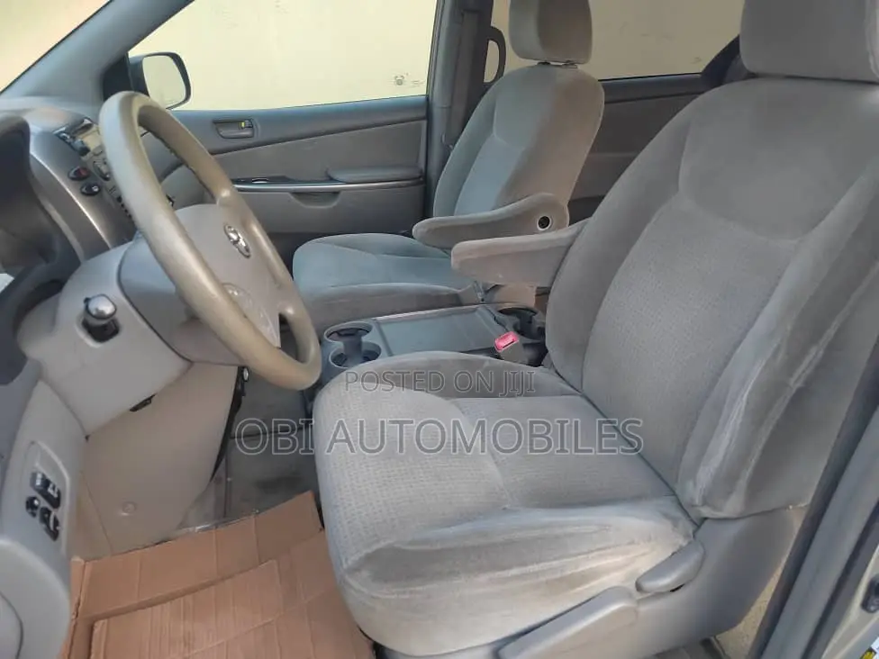 Toyota Sienna 2010 Silver