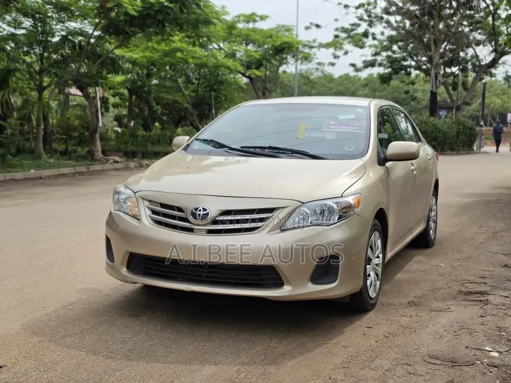 Toyota Corolla LE 4dr Sedan (1.8L 4cyl 4A) 2013 Gold