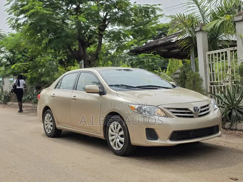 Toyota Corolla LE 4dr Sedan (1.8L 4cyl 4A) 2013 Gold
