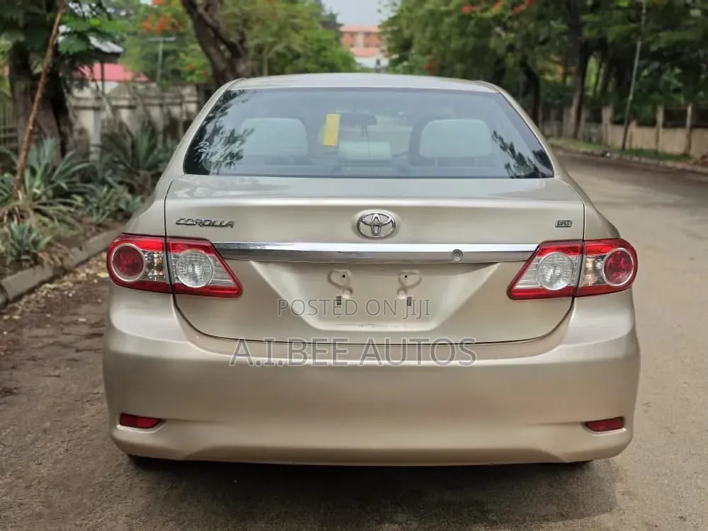 Toyota Corolla LE 4dr Sedan (1.8L 4cyl 4A) 2013 Gold
