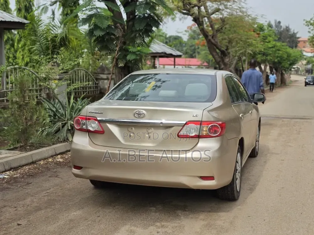 Toyota Corolla LE 4dr Sedan (1.8L 4cyl 4A) 2013 Gold