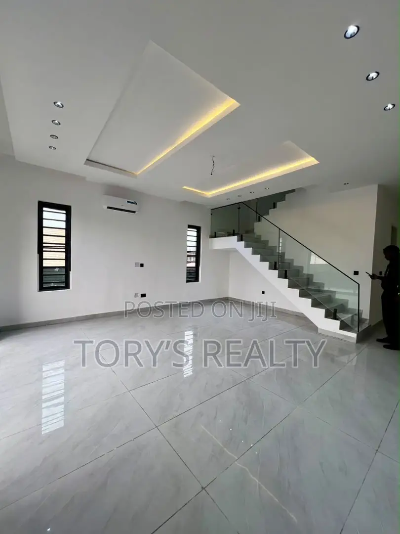 3bdrm Maisonette in Lekki Phase 1 for sale