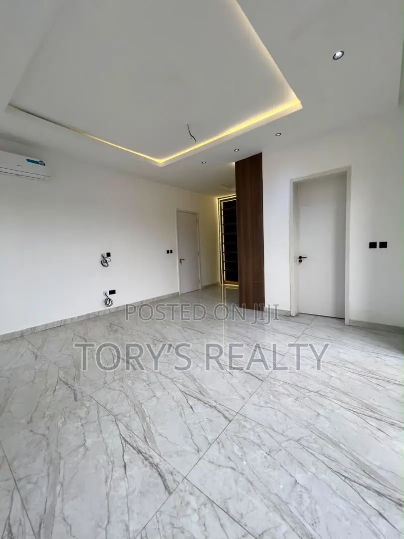 3bdrm Maisonette in Lekki Phase 1 for sale