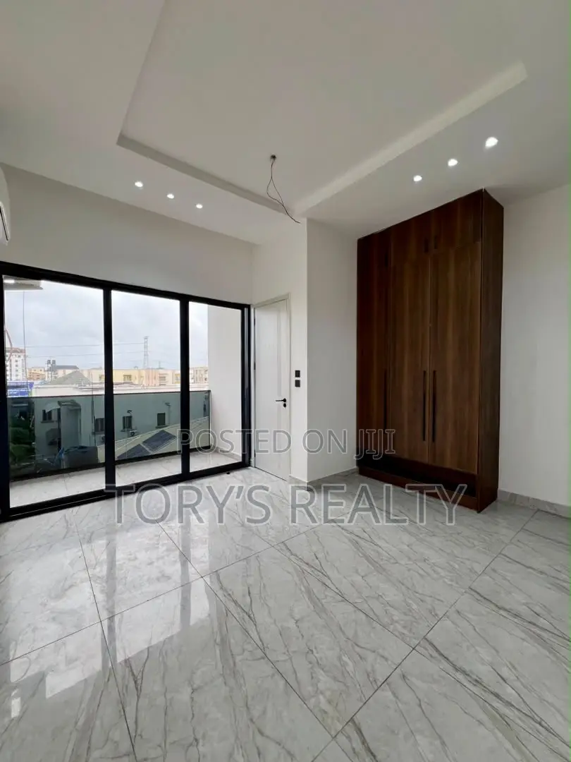 3bdrm Maisonette in Lekki Phase 1 for sale