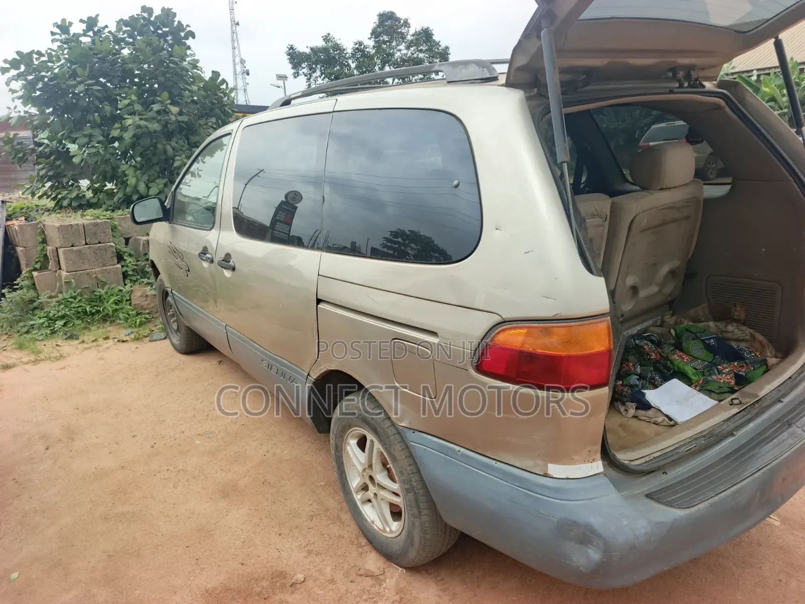 Toyota Sienna 2000 Gold