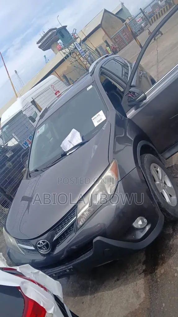 Toyota RAV4 XLE AWD (2.5L 4cyl 6A) 2013 Gray