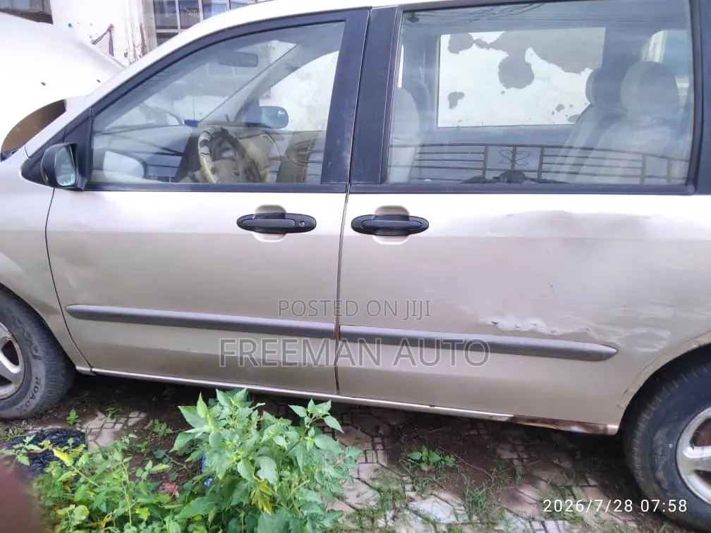 Mazda MPV 2001 Gold