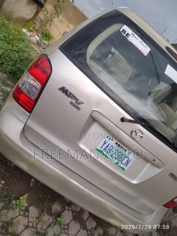 Mazda MPV 2001 Gold