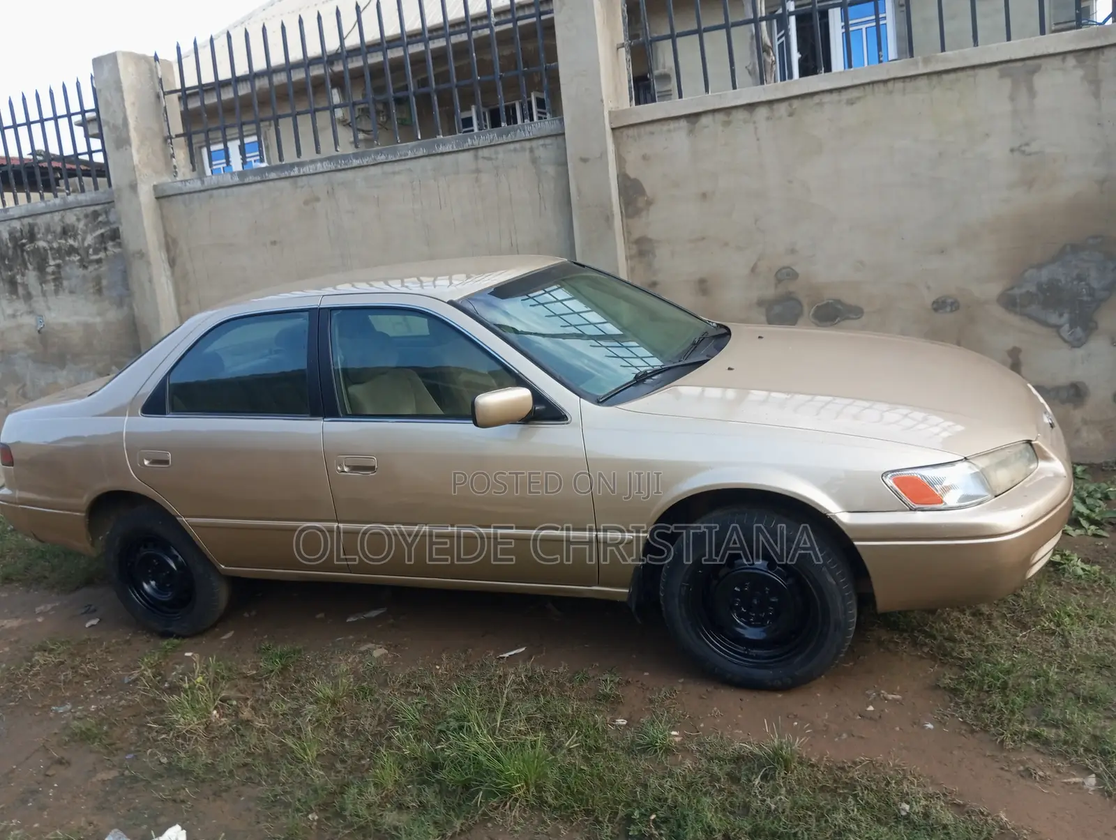 Toyota Camry LE 4dr Sedan (2.2L 4cyl 4A) 2000 Gold