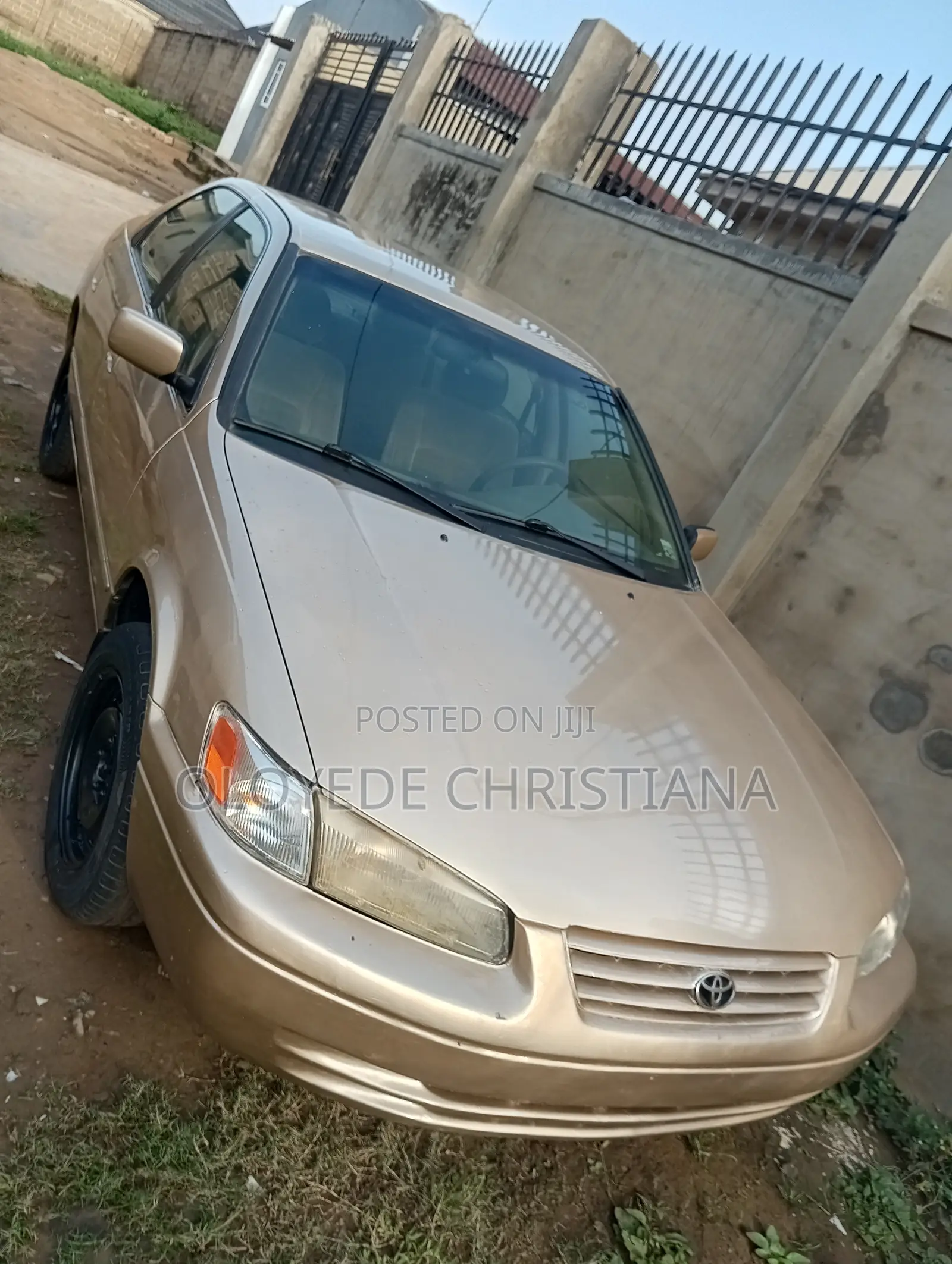 Toyota Camry LE 4dr Sedan (2.2L 4cyl 4A) 2000 Gold