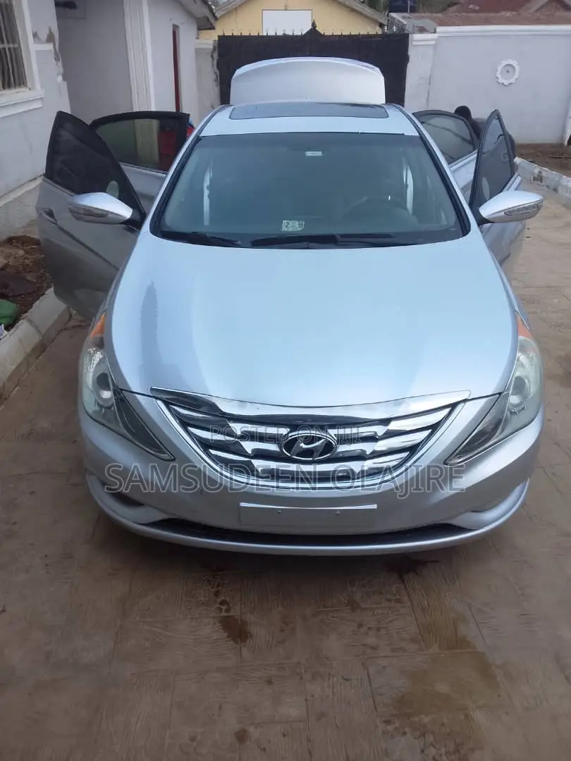 Hyundai Sonata Limited Sedan FWD (2.4L 4cyl 6A) 2012 Silver