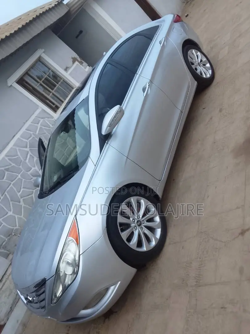 Hyundai Sonata Limited Sedan FWD (2.4L 4cyl 6A) 2012 Silver