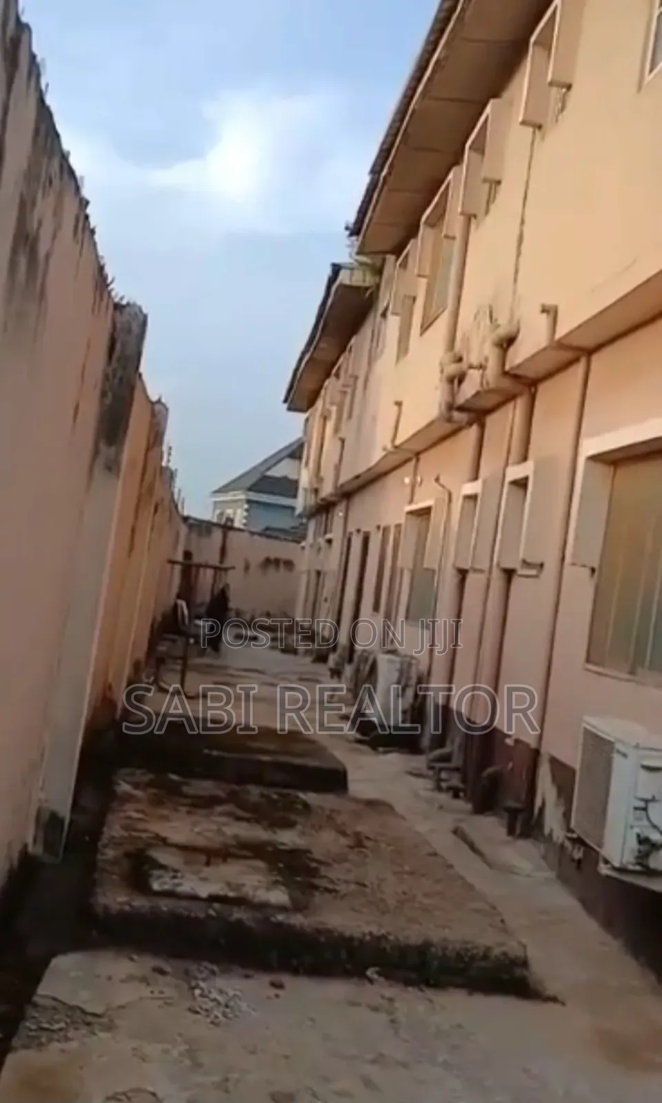 Furnished 3bdrm Block of Flats in Alakuko for sale