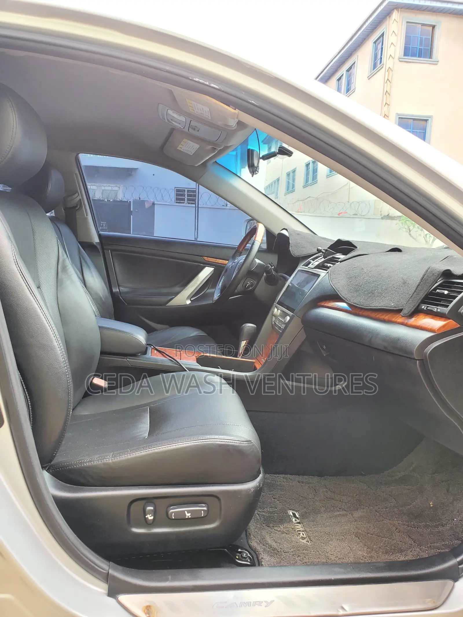 Toyota Camry XLE 4dr Sedan (2.5L 4cyl 6AM) 2010 Silver