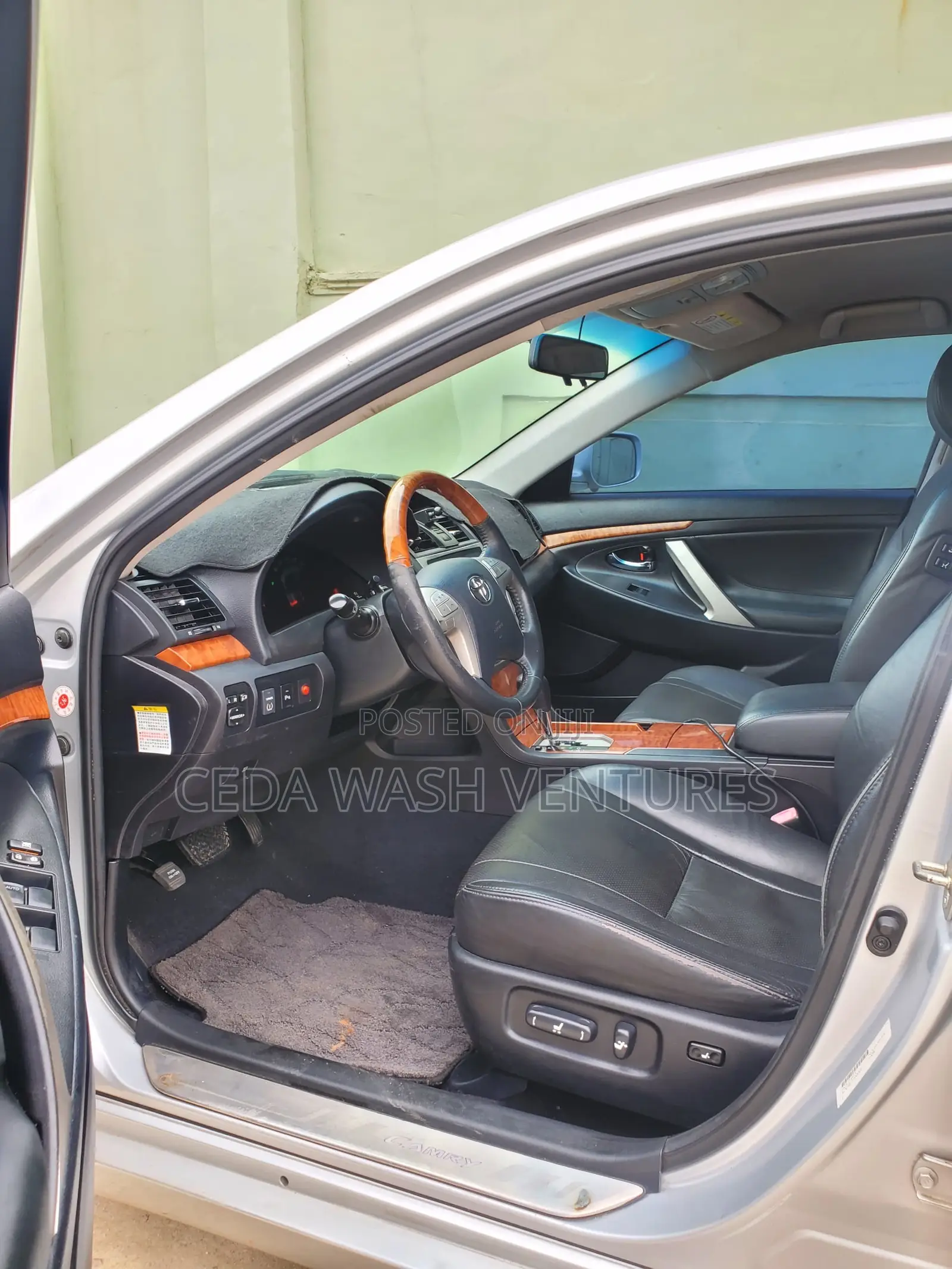 Toyota Camry XLE 4dr Sedan (2.5L 4cyl 6AM) 2010 Silver