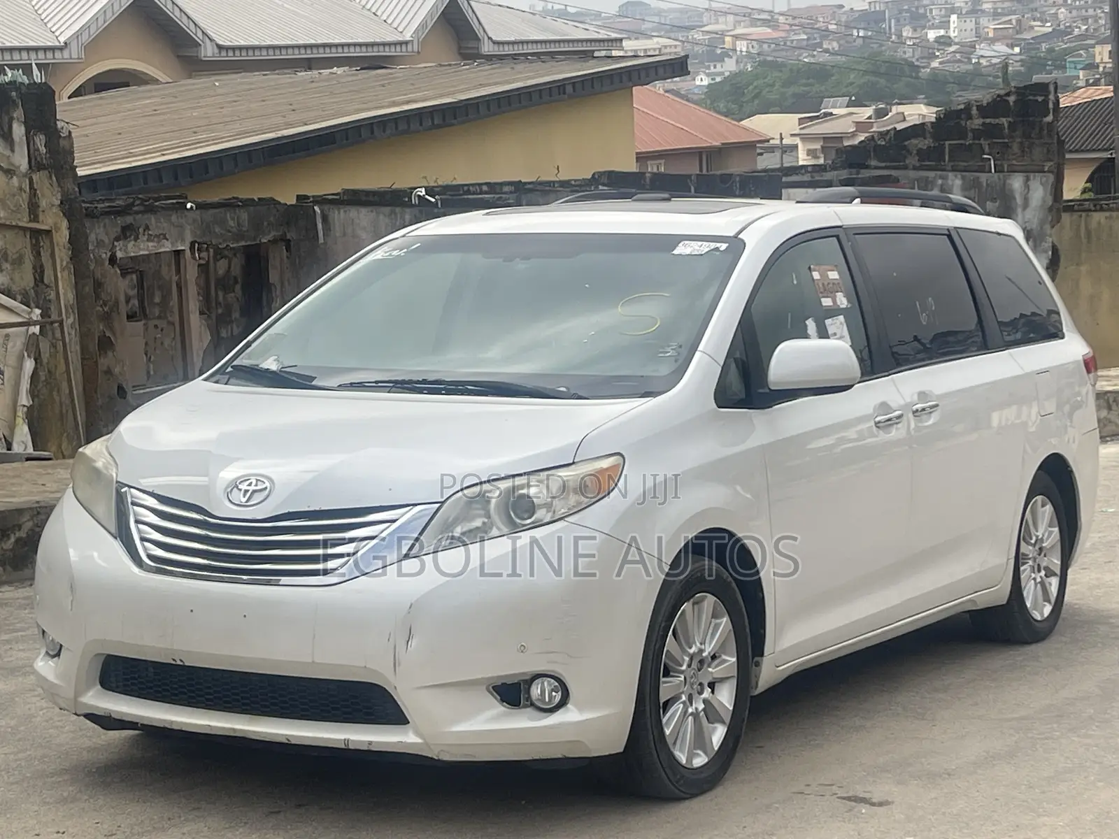 Toyota Sienna XLE 7 Passenger 2012 White