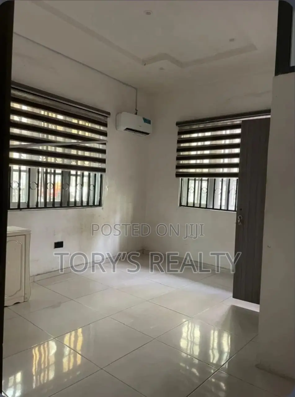 Mini Flat in Chevron for rent