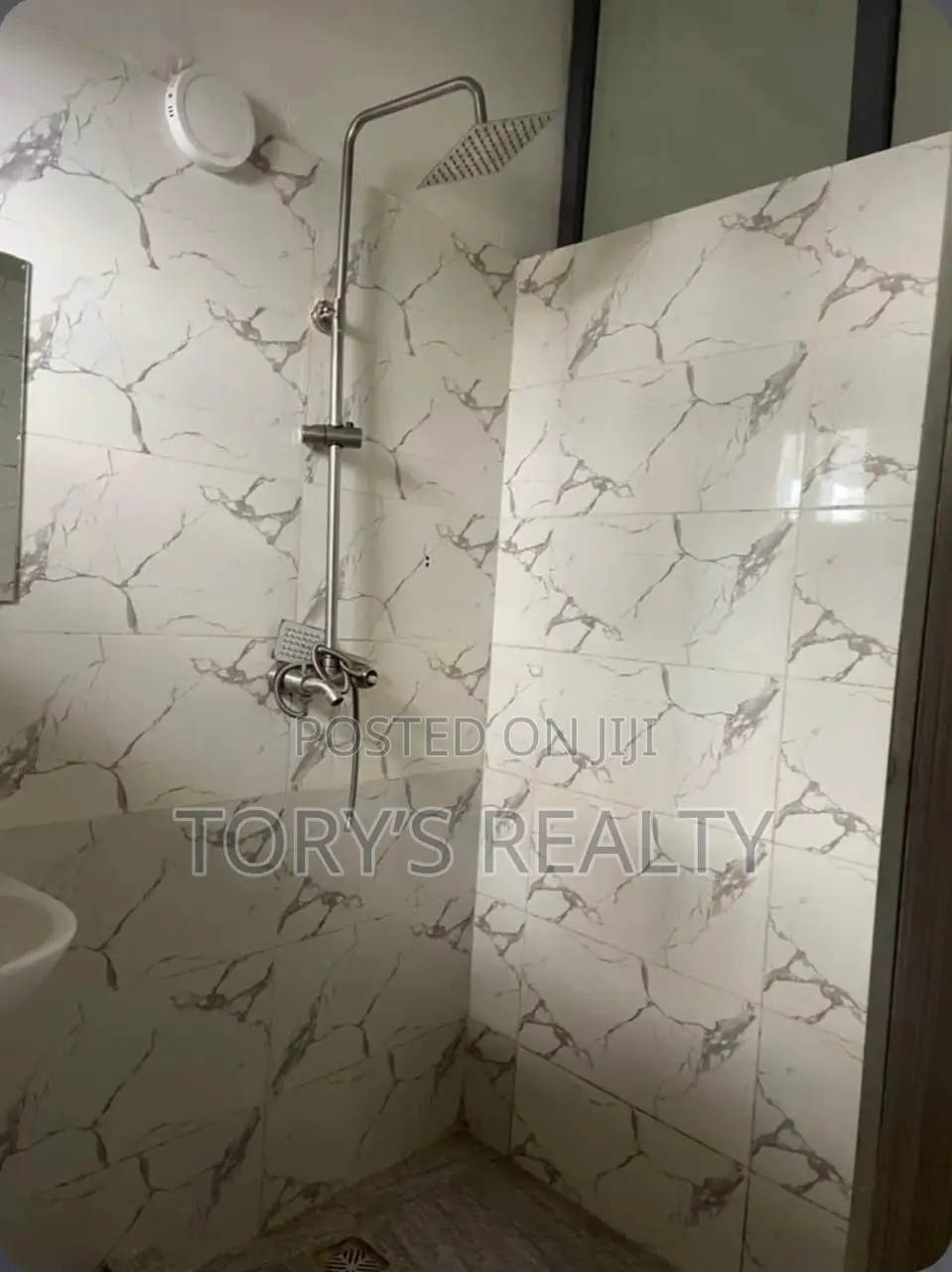 Mini Flat in Chevron for rent