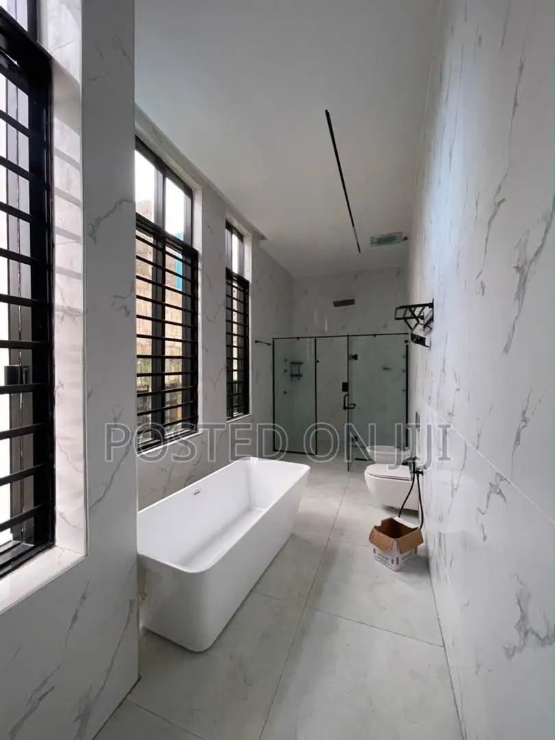 5bdrm Duplex in Chevron for sale